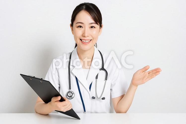 笑顔の保健師が説明中・白衣の看護師・相談 保健師,笑顔,説明の写真素材