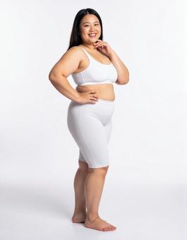 ぽっちゃり体型で健康的な女性の全身 ぽっちゃり体型で健康的な女性の全身の写真