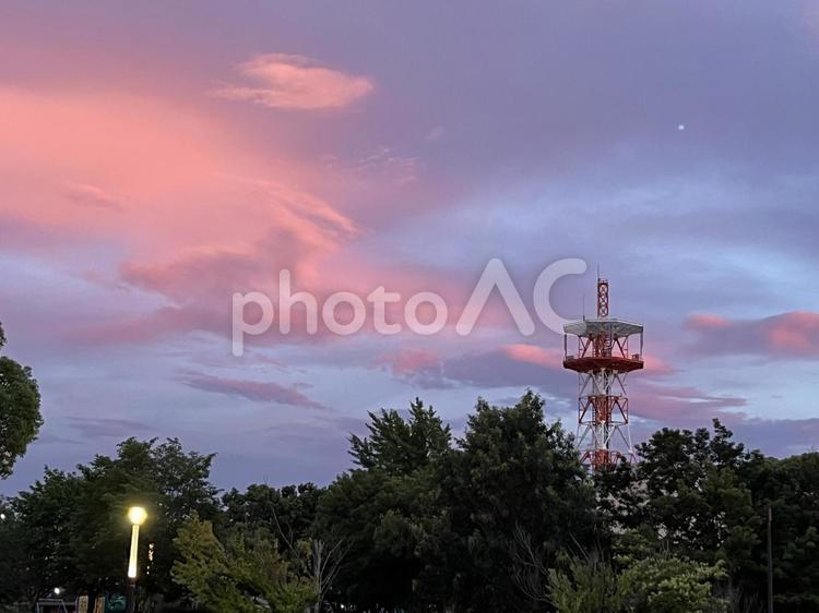 雨上がりの君津中央公園から見た夕日 赤い夕日,雨上がり,幻想的の写真素材