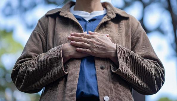 真心のイメージ 胸の前で手をあわせる女性 真心のイメージ 胸の前で手をあわせる女性の写真