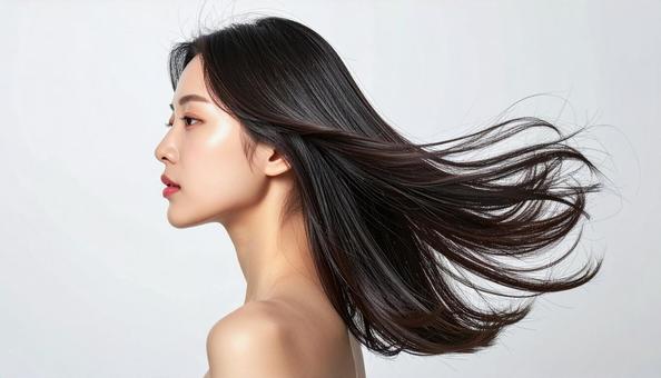 透明感のある横顔女性、風になびく髪 透明感のある横顔女性、風になびく髪の写真