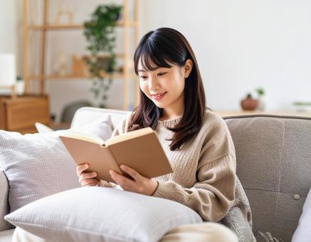 読書をする女性3 読書をする女性3の写真