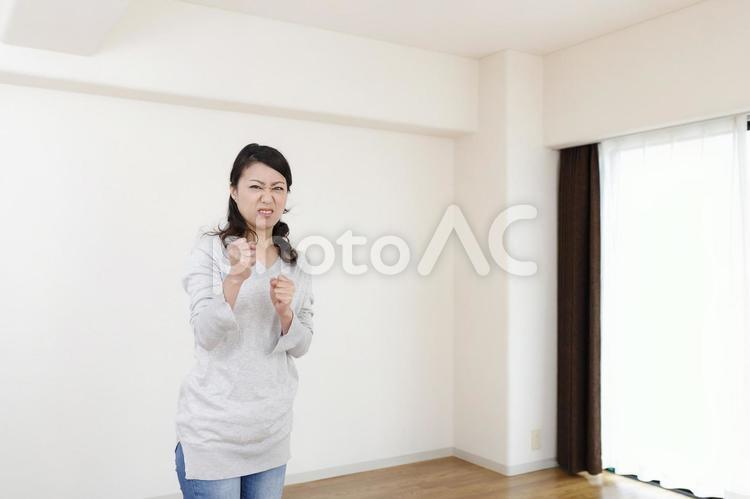 住宅イメージと女性 トラブル 住宅,家,建築の写真素材