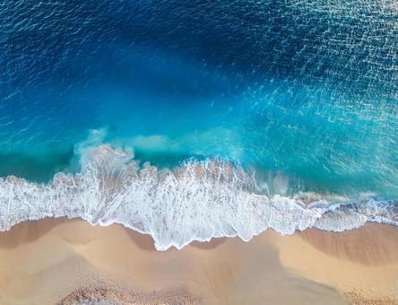真上から見た夏のコバルトブルーの海 真上から見た夏のコバルトブルーの海の写真