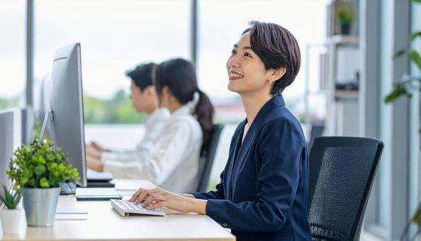 オフィスで働く日本人ビジネスウーマンの写真