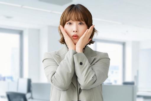 驚く女性・ビジネスウーマン 女性,驚く,びっくりの写真素材