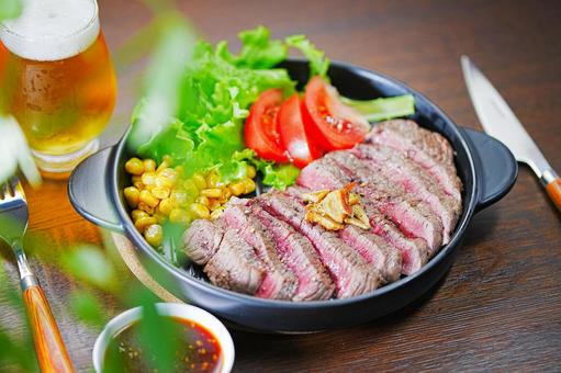 ビール&ビーフステーキ ビール&ビーフステーキ 食卓,食事,ビールの写真素材