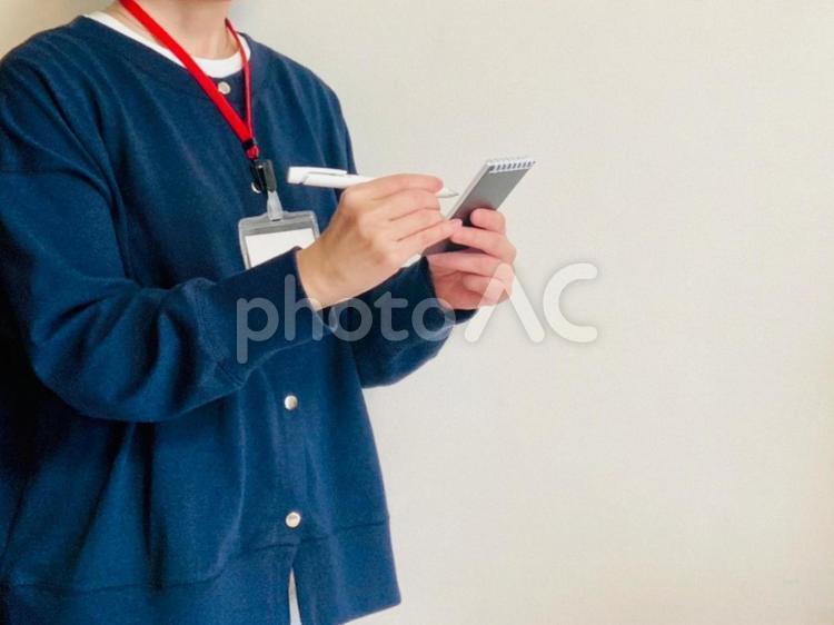 重要な所をメモる女性（取材・OJT） 取材,聞き込み,メモるの写真素材