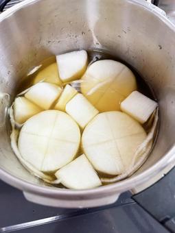 面取りしたダイコンを鍋へ 面取りしたダイコンを鍋へ 鍋,圧力鍋,煮物の写真素材