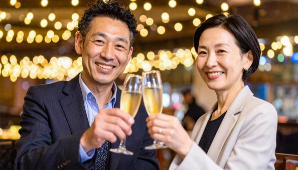 バーでシャンパンを飲み交わす男女 バーでシャンパンを飲み交わす男女の写真