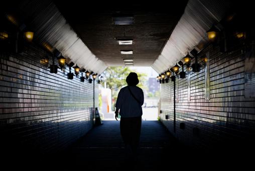 地下道を歩く人 地下道を歩く人,地下道,トンネルの写真素材