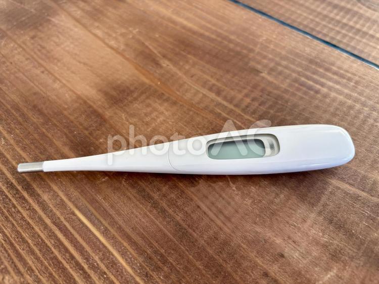 テーブルに置かれた体温計 体温計,テーブル,木目の写真素材