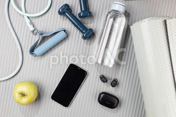 スマホの回りに置かれた水やイヤホン リンゴ,食べ物,フルーツの写真素材
