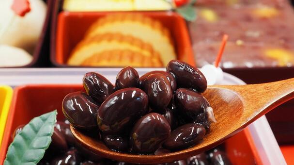 黒豆の甘煮＆おせち料理お重詰め（食べる） おせち料理,黒豆,お重詰めの写真素材