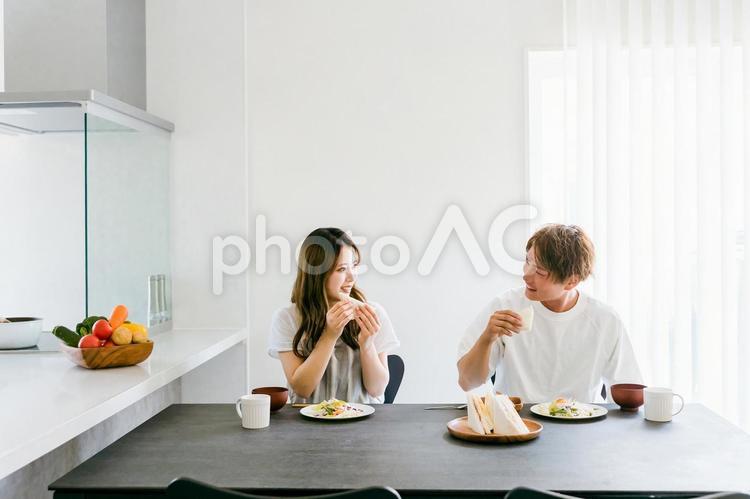 マイホームで食事をする夫婦（カップル） 栄養バランス,ダイエット,食事の写真素材
