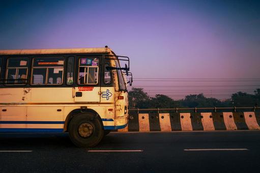 インドの道路を走るバス インドの道路を走るバス バス,道路,インドの写真素材