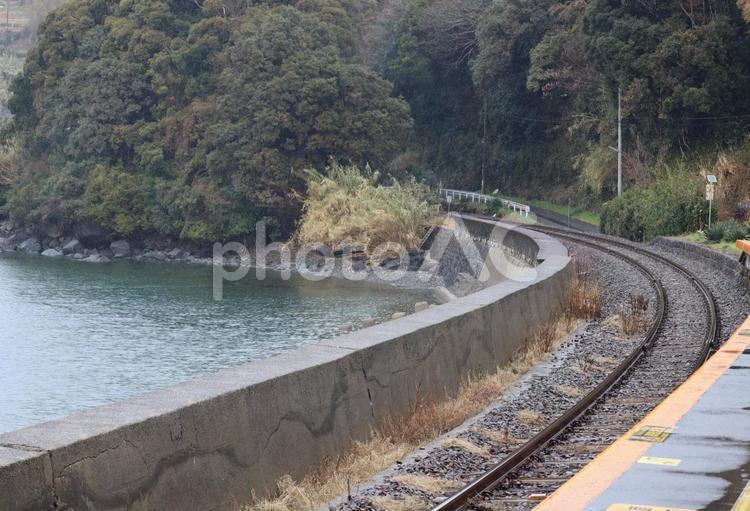 長崎県大村湾沿いを走るJR九州大村線の人気のスポットの千綿駅のカーブした線路とプラットホーム 長崎県,大村線,大村湾の写真素材