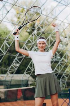 両手をあげて勝利を喜ぶ女の人 女性,外国人,テニスの写真素材