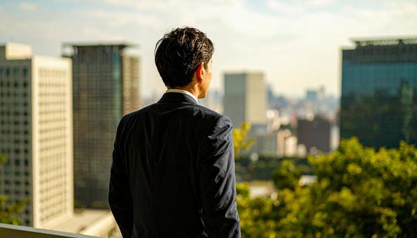 将来を考える日本人ビジネスマン 将来を考える日本人ビジネスマンの写真