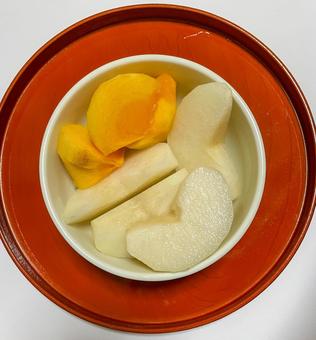 食後のデザートに秋の味覚の果物たち 食後のデザートに秋の味覚の果物たち 梨,柿,果物の写真素材