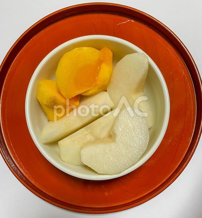 食後のデザートに秋の味覚の果物たち 梨,柿,果物の写真素材