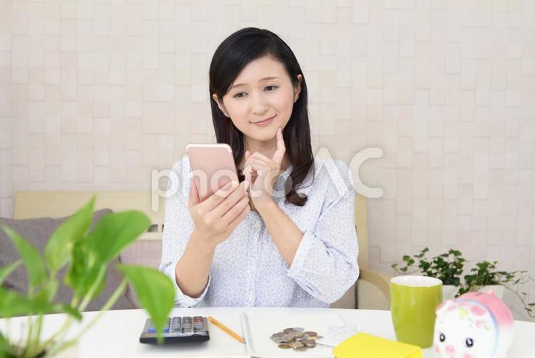 スマートフォンを操作する女性 女性,スマートフォン,スマホの写真素材