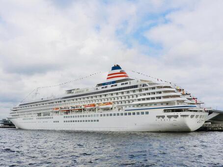 横浜港大さん橋に停泊する客船飛鳥Ⅱ2 飛鳥ⅱ,客船,クルーズ客船の写真素材