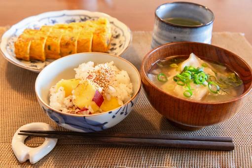 玉子焼と水餃子汁とさつまいもご飯の和朝食 玉子焼と水餃子汁とさつまいもご飯の和朝食の写真