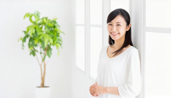 白い室内の若いアジア人女性のポートレート 白い室内の若いアジア人女性のポートレートの写真