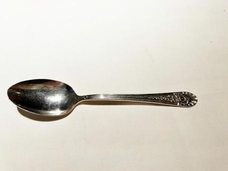 白いテーブルの上の銀色のスプーン スプーン,カトラリー,食器の写真素材