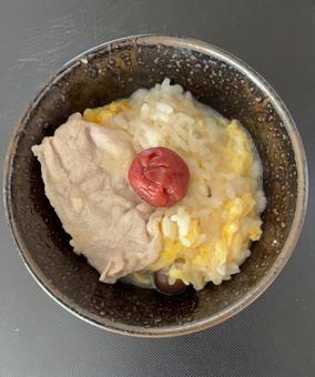 豚肉入りしゃぶしゃぶ鍋のおじやにしそ梅 茶碗飯,朝ごはん,あきたこまちの写真素材