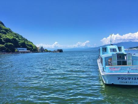 淡島と連絡船 淡島と連絡船 淡島,連絡船,船の写真素材
