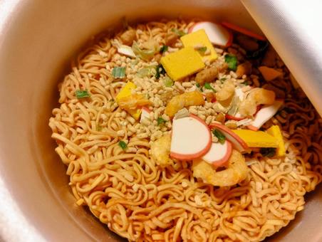 レトロなカップ麺作ろう レトロなカップ麺作ろう カップ麺,チキン味,レトロの写真素材