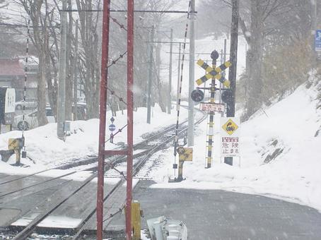 雪の中の踏切(十和田観光電鉄三沢駅付近) 雪の中の踏切(十和田観光電鉄三沢駅付近)の写真