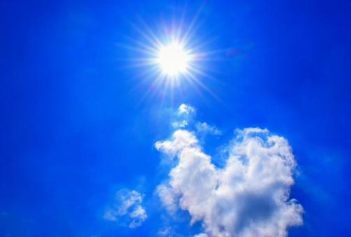 雲の上で輝く太陽 雲の上で輝く太陽の写真