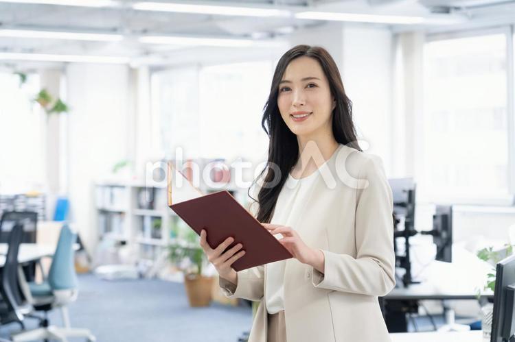 オフィスで仕事をする若いビジネスウーマン ビジネス,女性,オフィスの写真素材