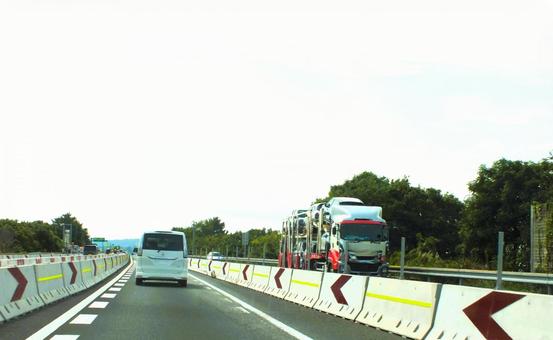 シフト工事中の上り線と下り線 シフト工事中の上り線と下り線 シフト工事,シフト,狭い道の写真素材