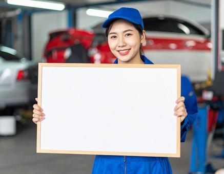 女性整備士がフリップを掲げる 女性整備士がフリップを掲げるの写真