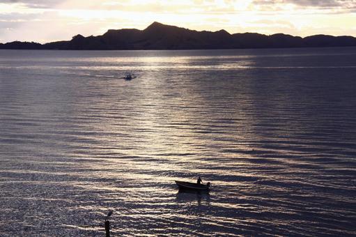 南米ペルー・チチカカ湖の夕景 ペルー,プーノ,南米の写真素材