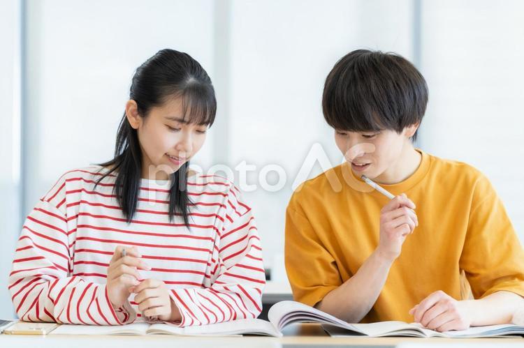 勉強をする男女の大学生 教育,塾,勉強の写真素材