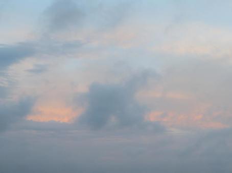 夕立の後の夕焼け（悪天候、入道雲） 雲,夕焼け,朝焼けの写真素材
