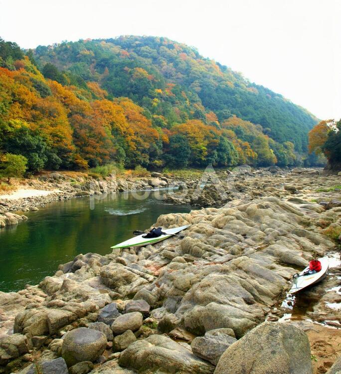 瀬田川の風景、紅葉とカヌーと山並み 瀬田川,川,河川の写真素材