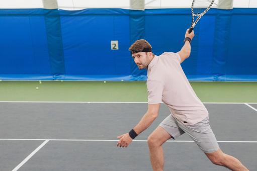 ラケットを振り抜く準備をする男性選手 男性,外国人,テニスの写真素材