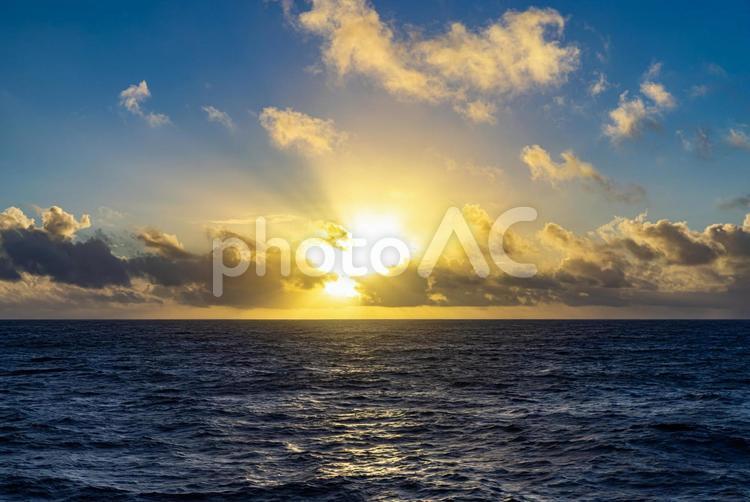 船上から望む海に沈む夕日 海景,海,水平線の写真素材