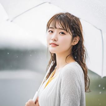 梅雨に傘をさす女性 梅雨に傘をさす女性の写真