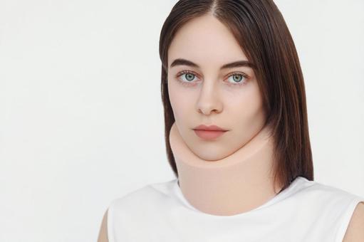 事故にあった女性のバストアップ ケガ,通院,治療の写真素材