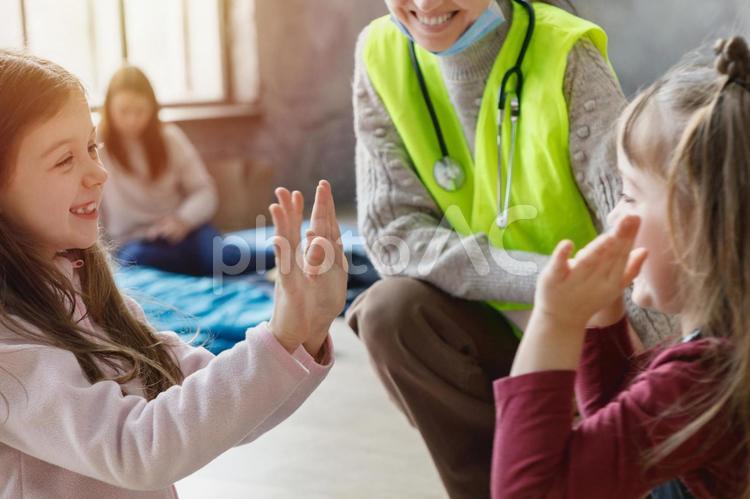 遊んでいる女の子たちとボランティア 女性,女の子,人物の写真素材