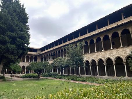 ペドラルベス修道院の中庭と回廊 ペドラルベス修道院の中庭と回廊 バルセロナ,スペイン,ペドラルベス修道院の写真素材