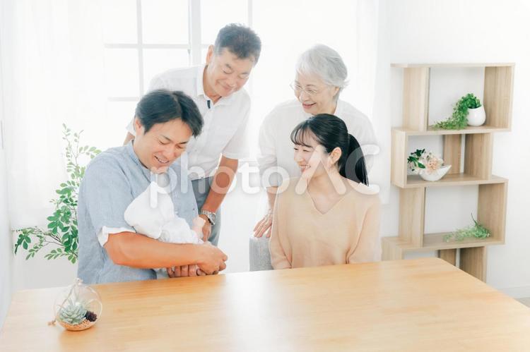 老夫婦と若い夫婦（里帰り出産） 孫,家族,出産の写真素材