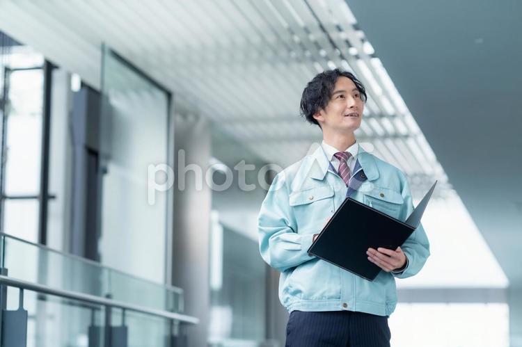 ビルメンテナンスする男性のエンジニア エンジニア,ビルメンテナンス,男性の写真素材
